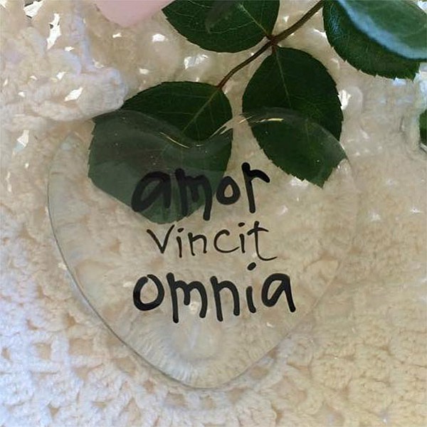 Glass Heart Amor vincit omnia - Small