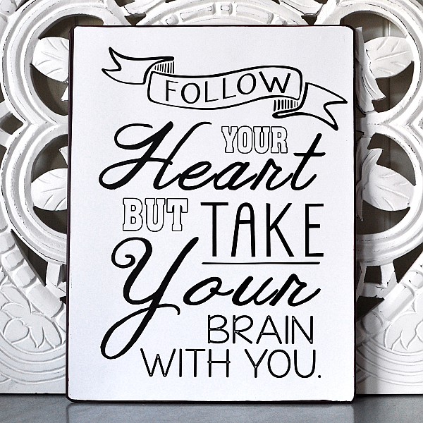 Plåtskylt Follow your heart but take your brain with you - Vit