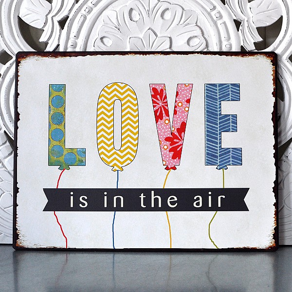 Plåtskylt LOVE is in the air