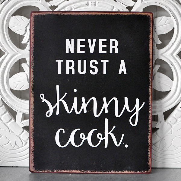 Plåtskylt Never trust a skinny cook