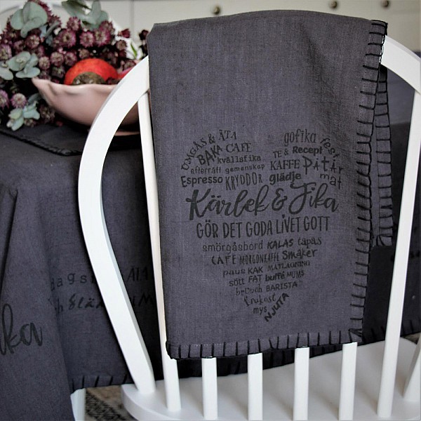 Majas Tablecloth Kärlek & Fika - Dark Grey