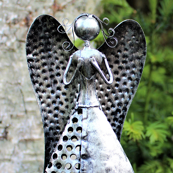 Angel in Metal Silver - Holds up a heart