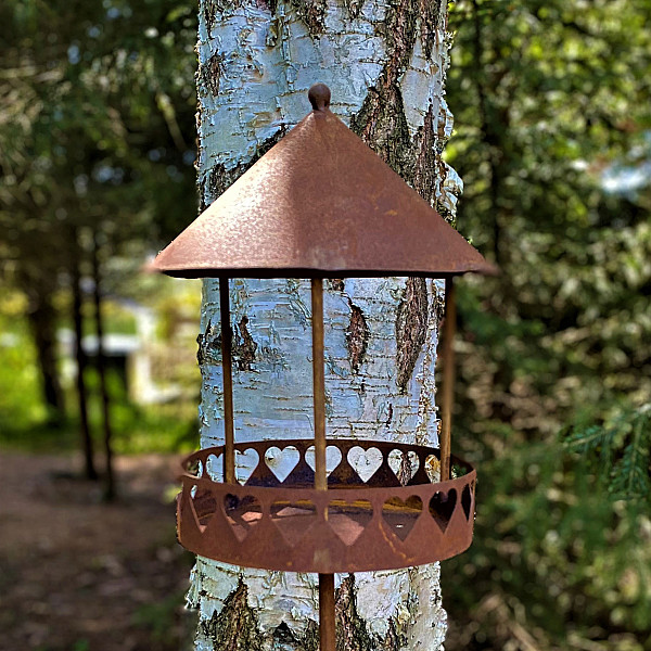 Fågelmatare på stav Hjärtan