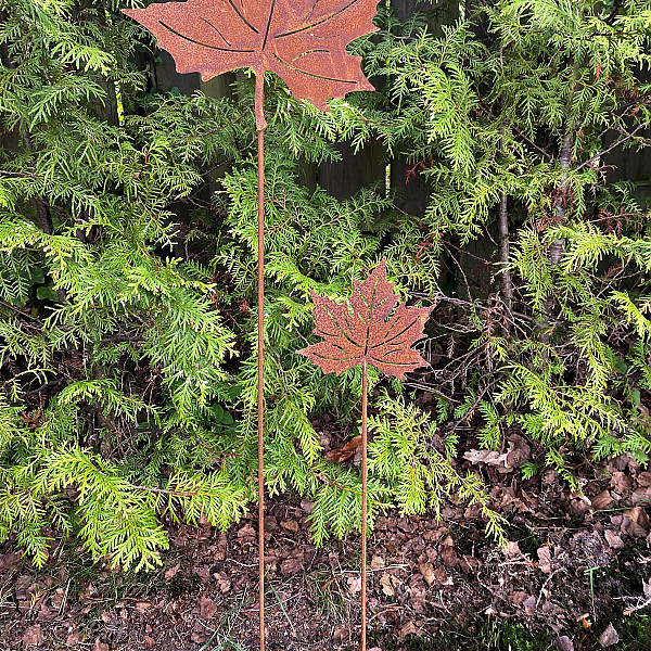 Ahornblatt auf Stange Rost