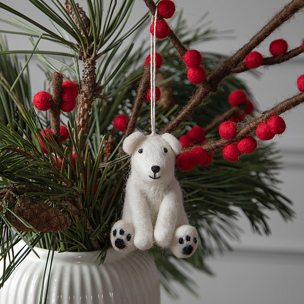 Tovad Isbjörn Sittande