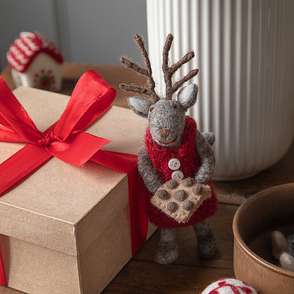 Gefilzte graue Rentiere mit Backblech