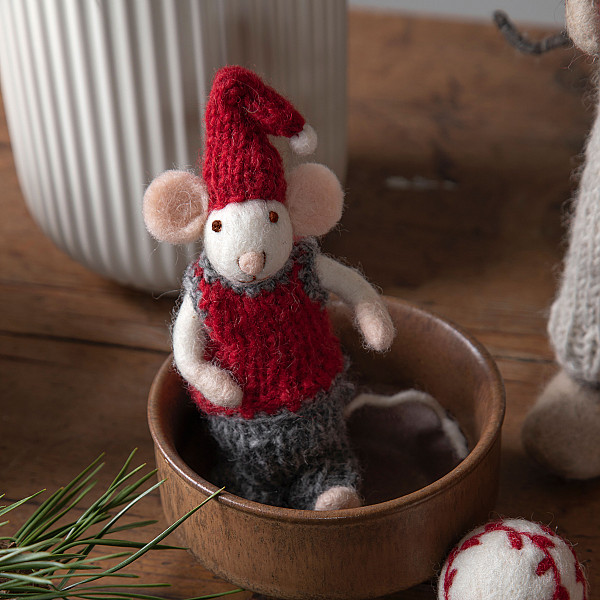 Gefilzte weiße Maus mit Hose und Weste