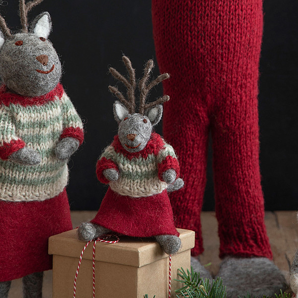 Gefilzte graue Rentiere mit Rock und Pullover