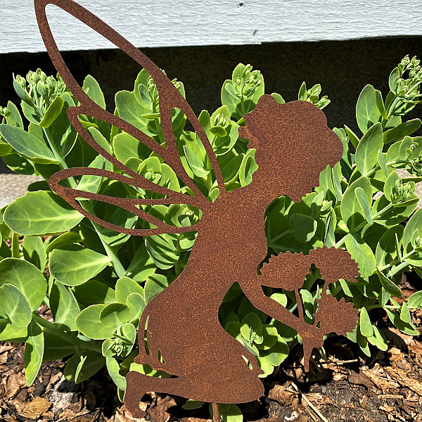 Älva Bernice plockar blommor