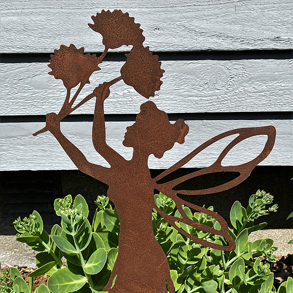 Älva Viola håller tre blommor