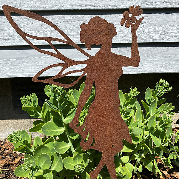 Älva Anita håller en blomma