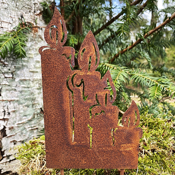 Vier Kerzen auf Stäbchen