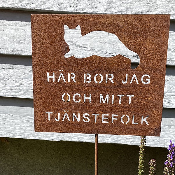 Skylt Katt Här bor jag och mitt tjänstefolk