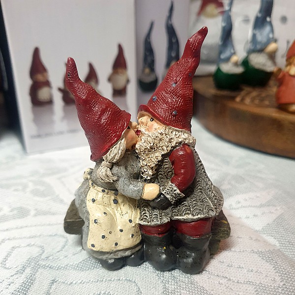 Tomten Håkan och Stina på bänk