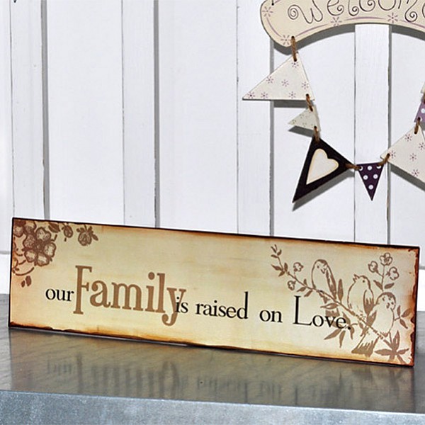 Plåtskylt - Our family is raised on love