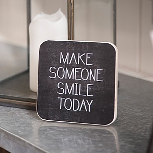 Träskylt Make someone smile today