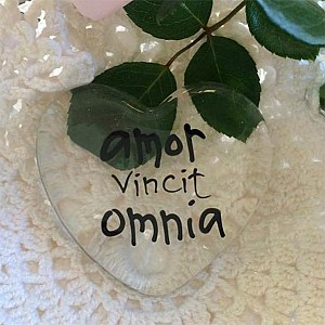 Glashjärta Amor vincit omnia