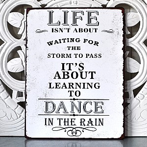 Plåtskylt Life isn´t about waiting