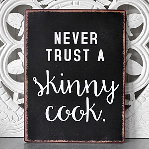 Plåtskylt Never trust a skinny cook