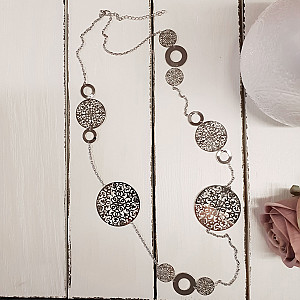 Halsband med runda plattor