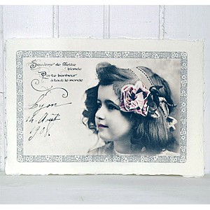 Bild Flicka med blomma i håret