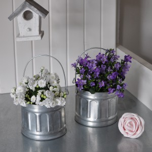 Kruka i zink med handtag