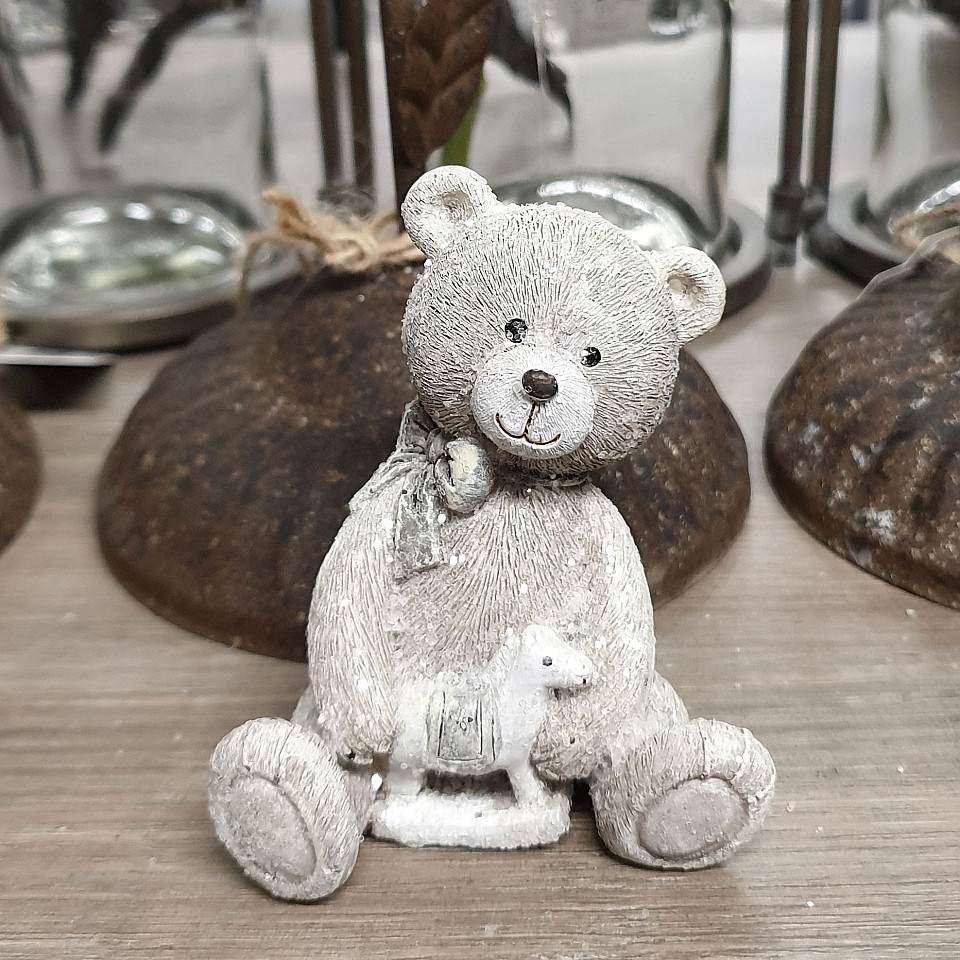 Sitzender Teddy - Mit einem Schaukelpferd