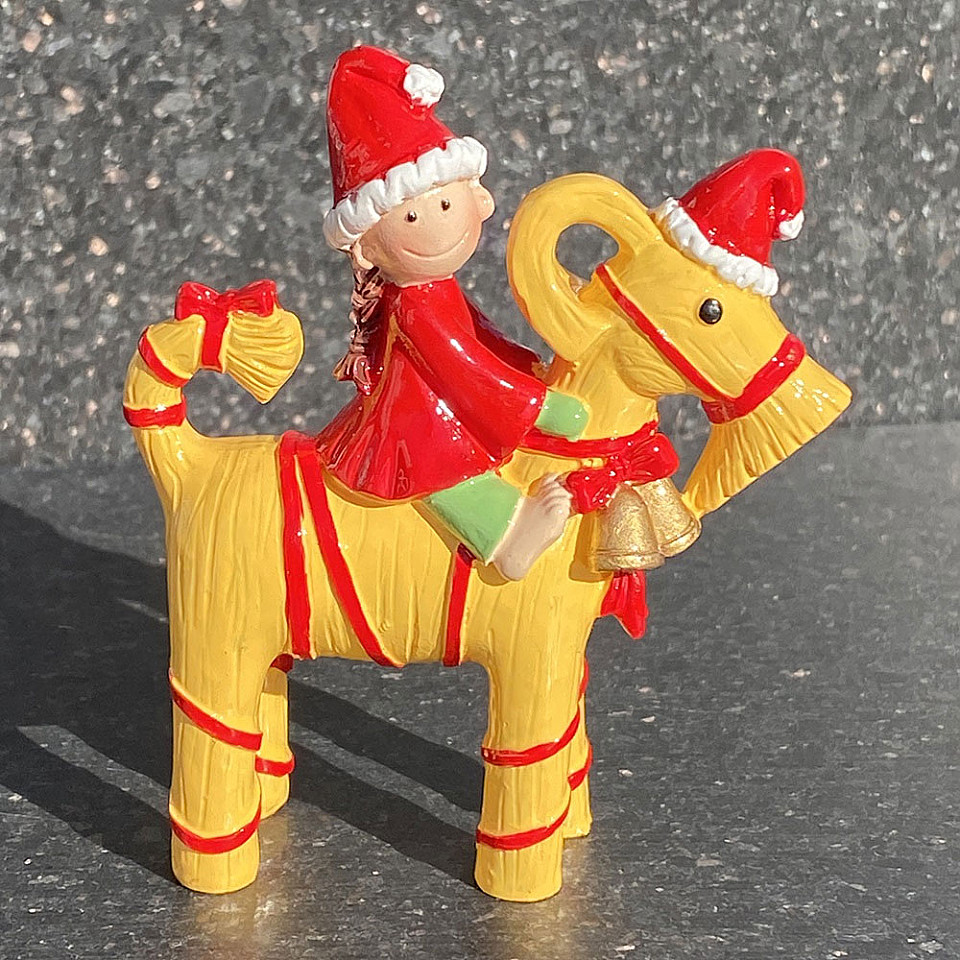 Santa auf einer Strohbock
